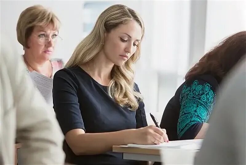 Обсуждения преподавателей. Учителя обсуждают. Педагоги обсуждают думают. За что обсуждают учителей.