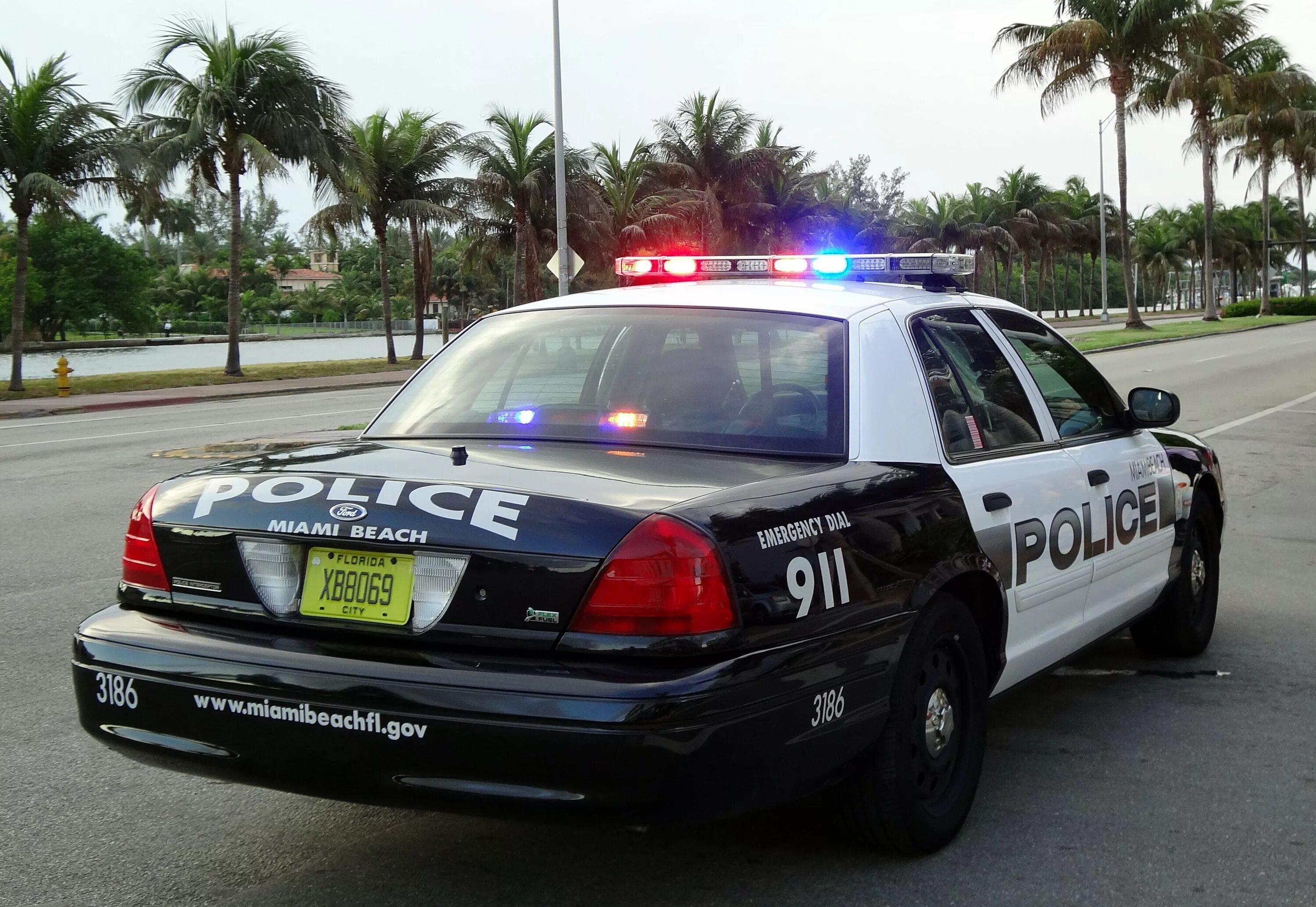 Полицейские машины в америке. Полицейские Форды Майами. Флорида Майами полиция. Полиция Майами Бич.