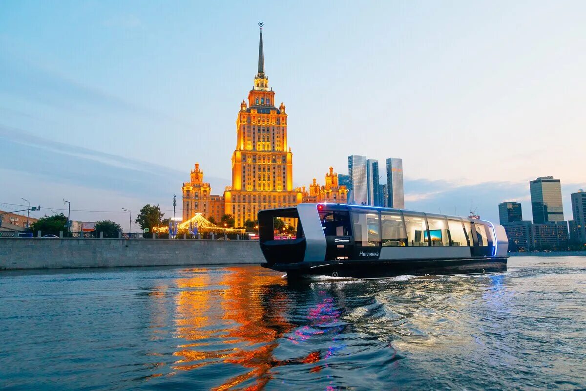 Москва летом 2019. Новые речные трамваи в Москве 2023. Речные трамвайчики Рэдиссон в Москве. Электрический Речной трамвайчик Москва. Речной трамвайчик Radisson.