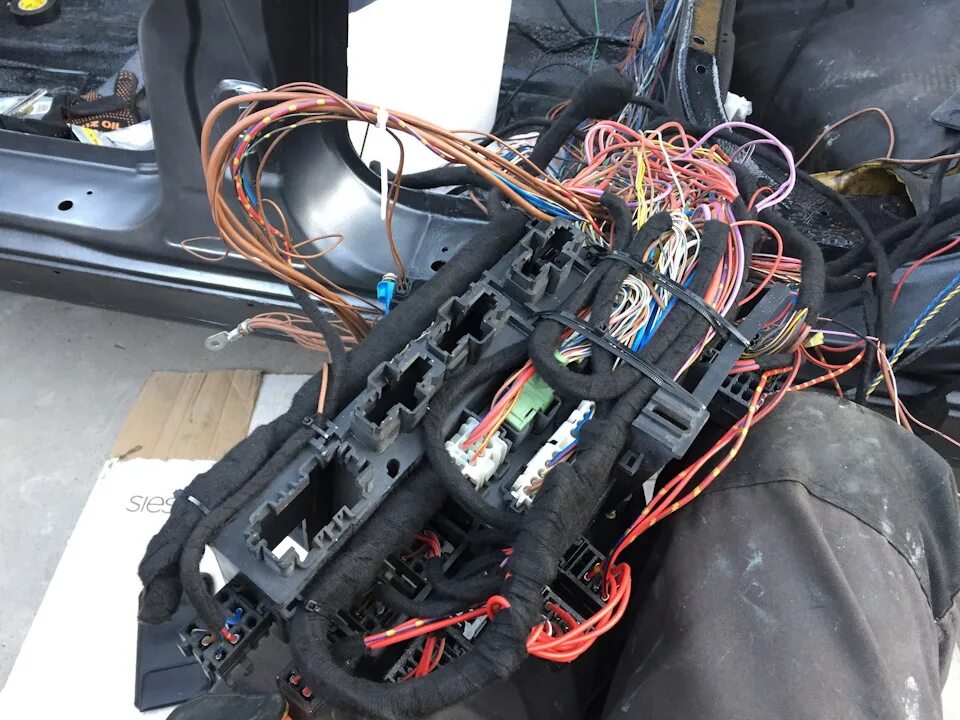 Массовый провод бмв x1e84. Проводка е60. Проводка hi-fi bmw e36. Электропроводка бмв. Акустическая проводка bmw x5 e53.