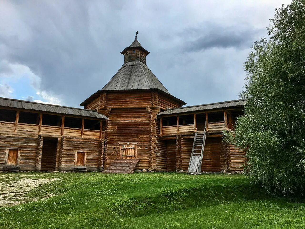 Парк коломенское деревянное зодчество. Коломенское деревянные башни. Коломенское музей деревянного зодчества храм георгия. Деревянное зодчество в коломенском. Музей зодчества коломенское.