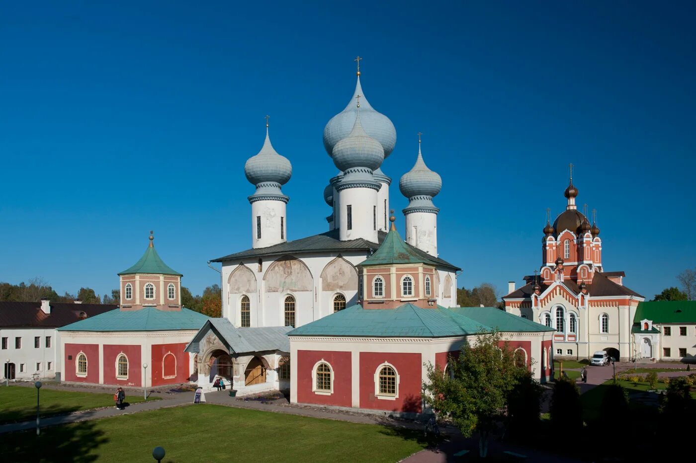 Монастырь в тихвине. Тихвинский богородичный монастырь. тихвин успенский монастырь. тихвинский успенский мужской монастырь в тихвине. богородичного успенского монастыря тихвин.