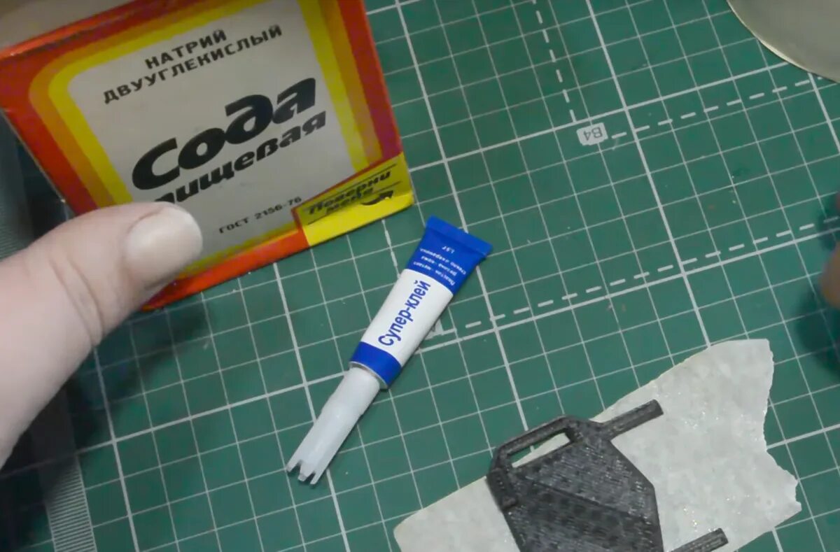 Что можно склеить. Супер клей и сода. Клей супер. Можно ли склеить суперклеем. Супер клей и соль.