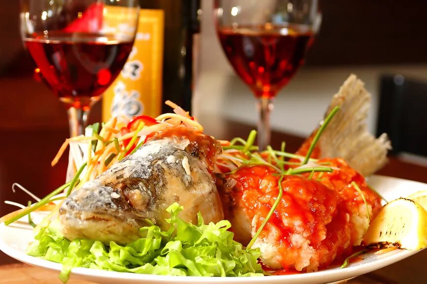 Вино с сушеной рыбой. Вино и рыба. Креветки и вино. Креветка красное вино. Белое вино к рыбе.