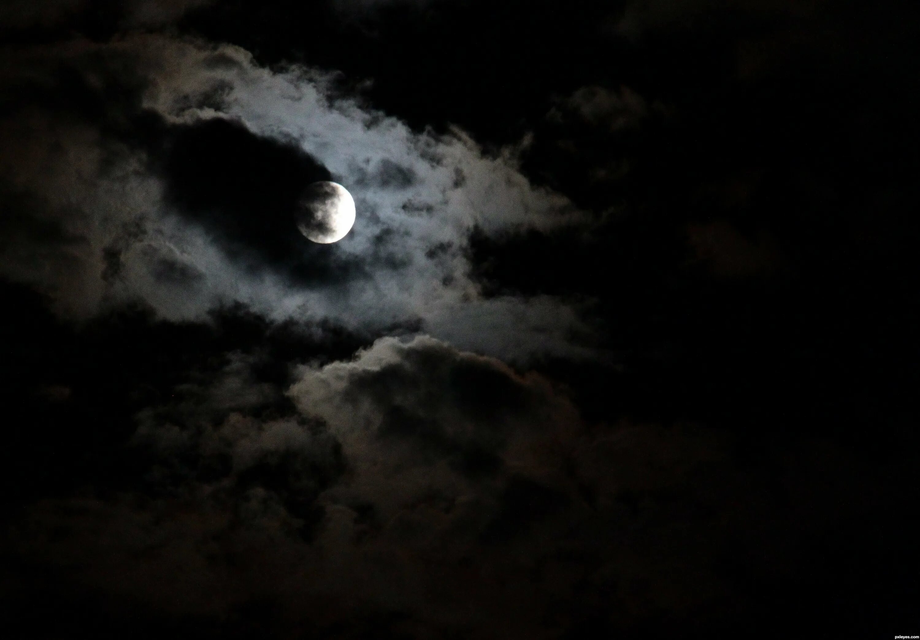 Луна. Луна скрывается за облаками. Лунное затмение греция. Ночь луна облака. Луна спряталась.