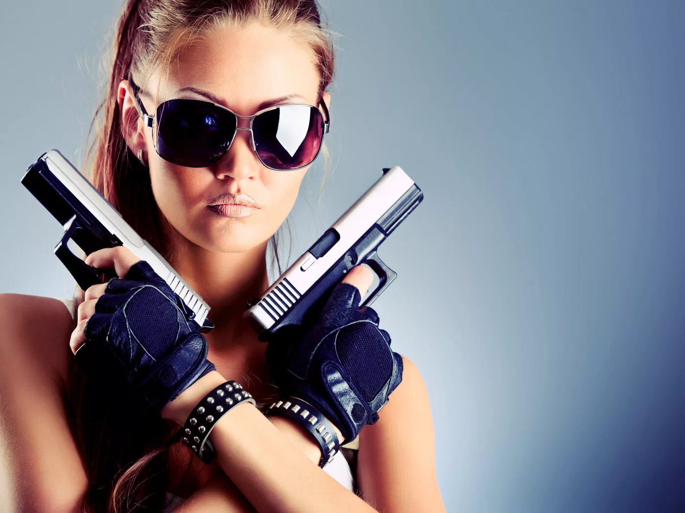 Фото на аватарку в контакте. Девушка с пистолетом. Крутая девушка. Крутые девочки. Красивая девушка с пистолетом.