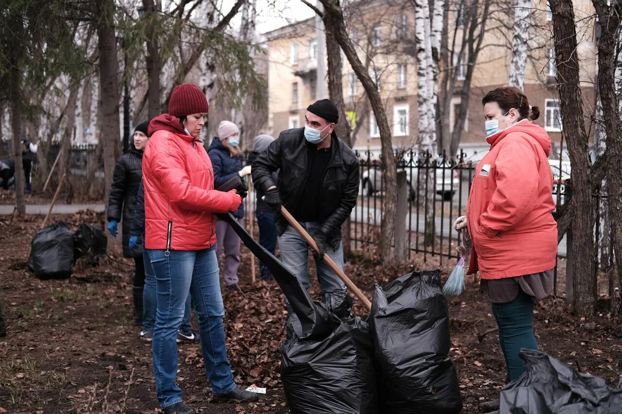 Люди выходят на субботники. Субботник Великий Новгород. Субботник Ревда. Субботник в сквере. Субботник фото.