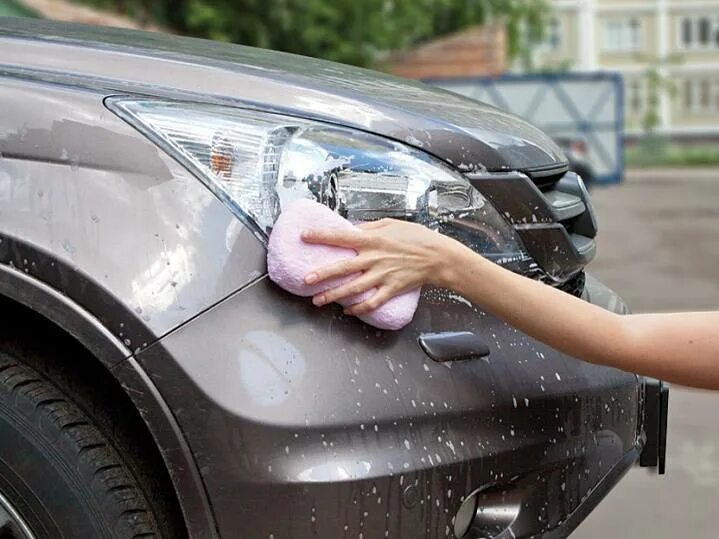 Мойка кузова. Помывка машины руками. Мойка своими руками для автомобиля. Мыть машину тряпкой.