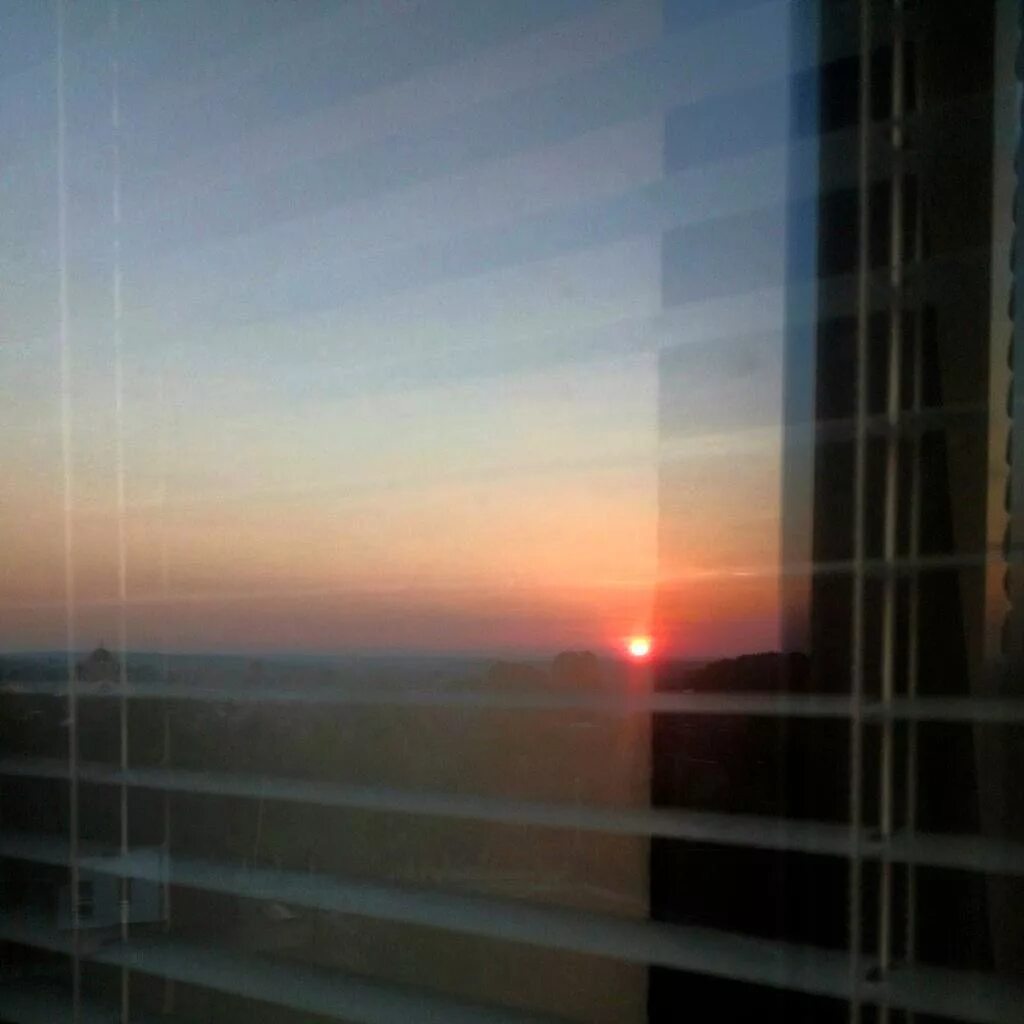 Отражение солнца в окне. Восход в окне. Солнце в окне. Рассвет в окне.