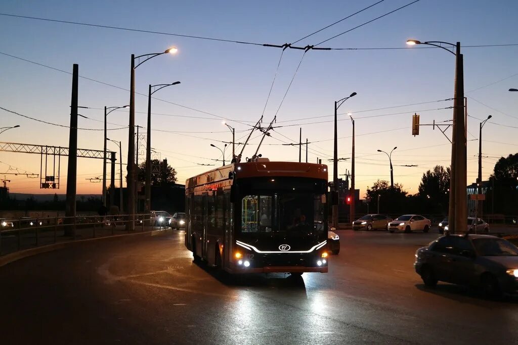 Троллейбус едет по дорогам. Троллейбус адмирал 2025. троллейбус адмирал самара. новые троллейбусы. троллейвоз.