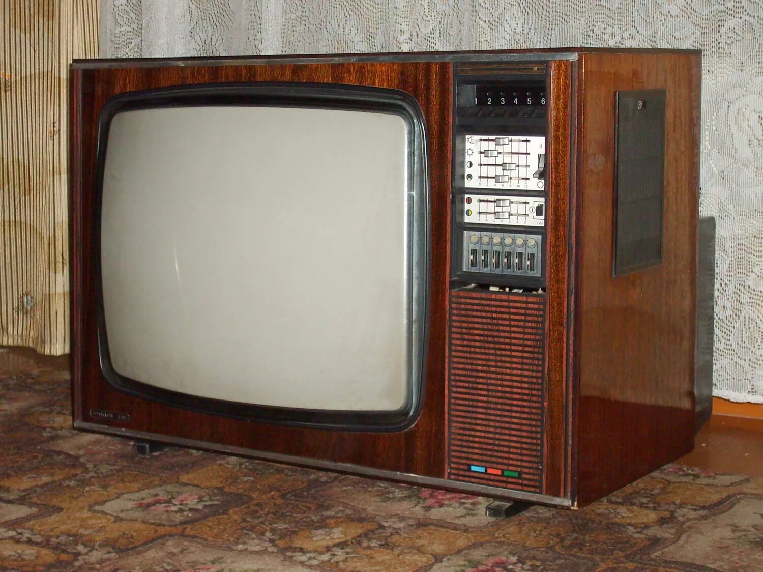 Советский цветной телевизор. Телевизор Рубин 718. Телевизор Рубин 714. Цветной телевизор электрон 718. Телевизор Рубин СССР цветной.
