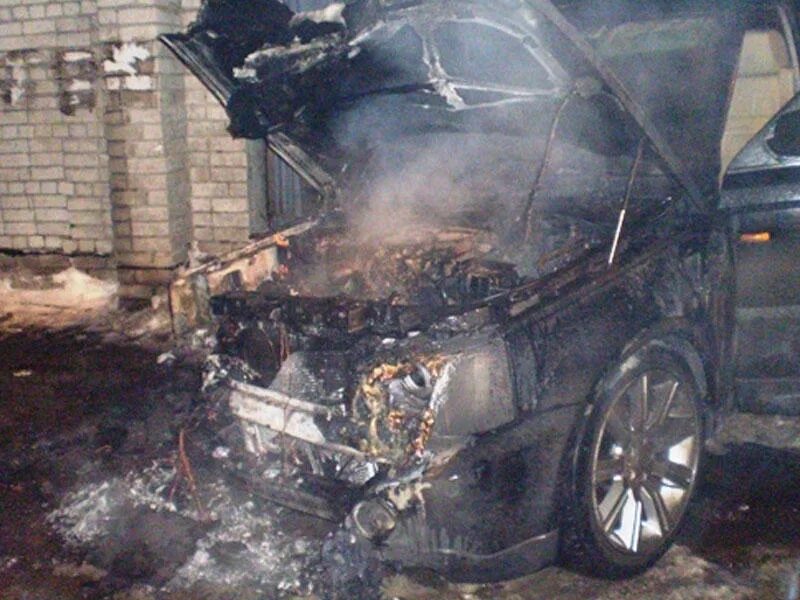 Горелый рендж ровер. Рендж ровер сгорел в краснодаре. Range rover горит. Загорелся рендж ровер. Range rover горит.