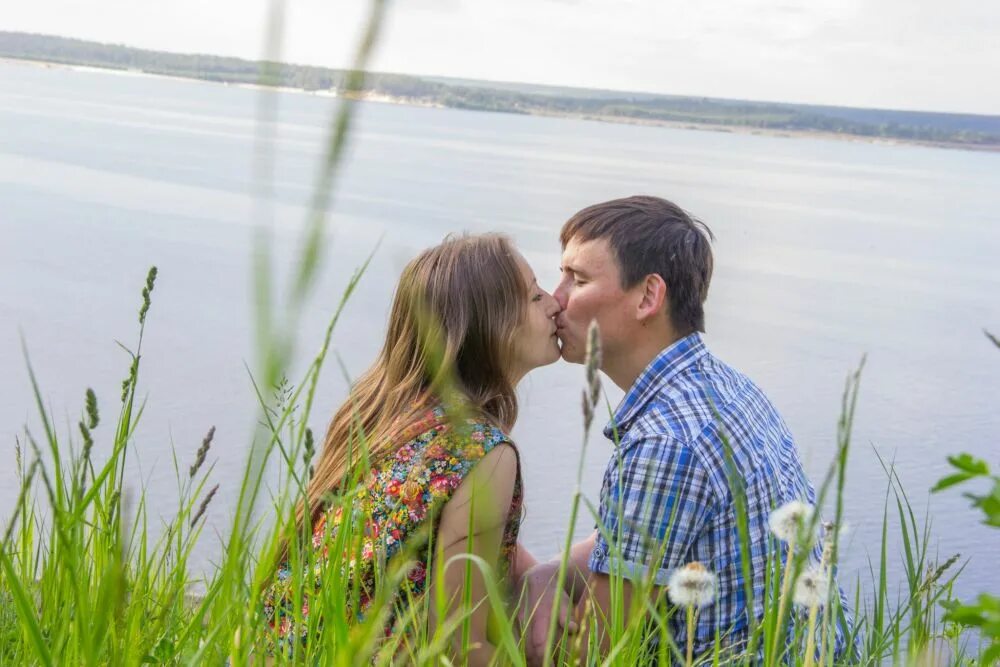 Летний поцелуй. Двое целуются лето. Лето красиво поцелуй. Summer kiss