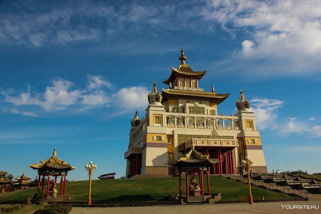Элиста хурул панорама. Хурул золотая обитель будды шакьямуни. Золотая обитель будды шакьямуни. Какие города в калмыкии. Калмыкия столица элиста достопримечательности.