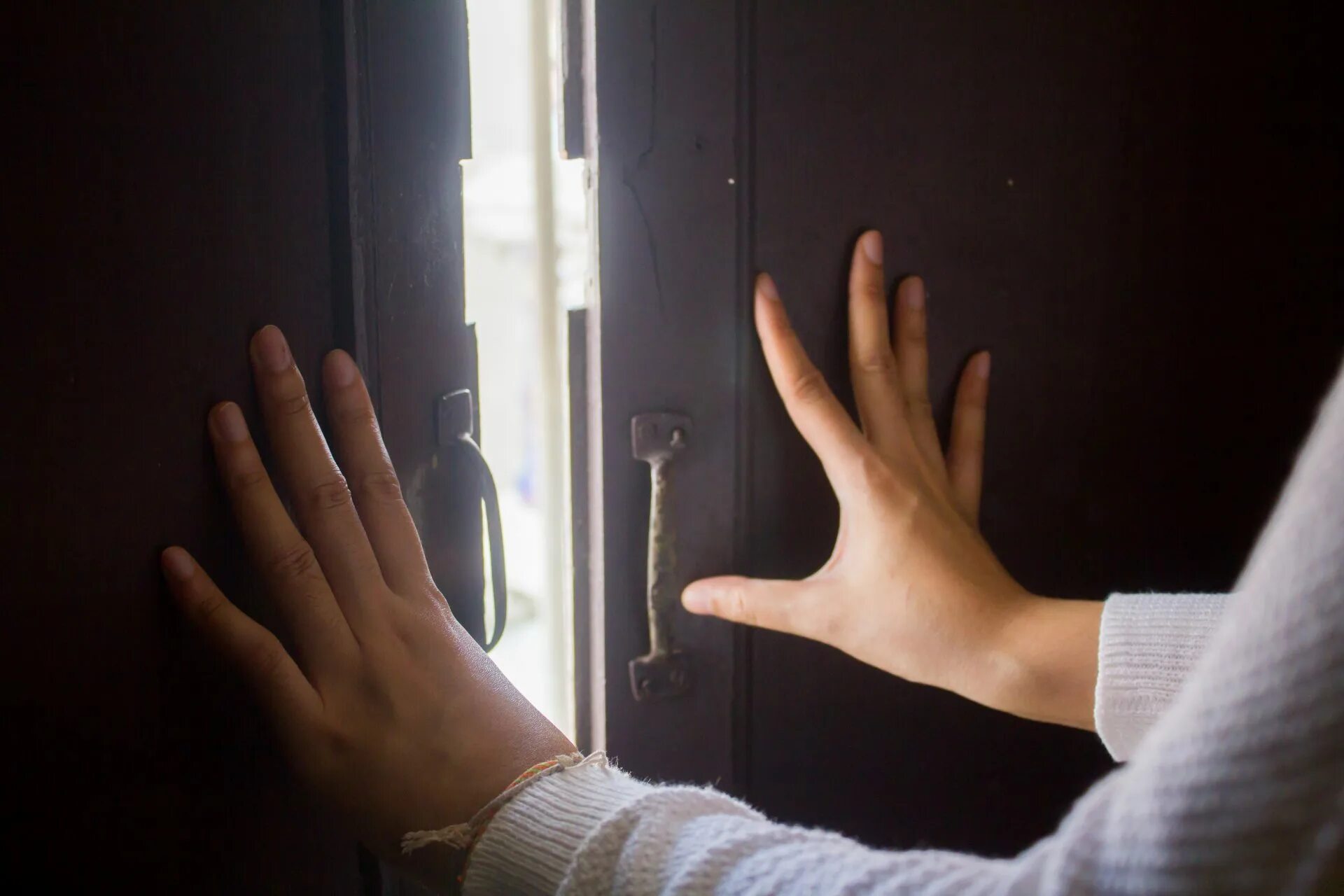 Hand Opening the Door. Closing the Door. Дверь изображают люди. Open Door hand. She close the door