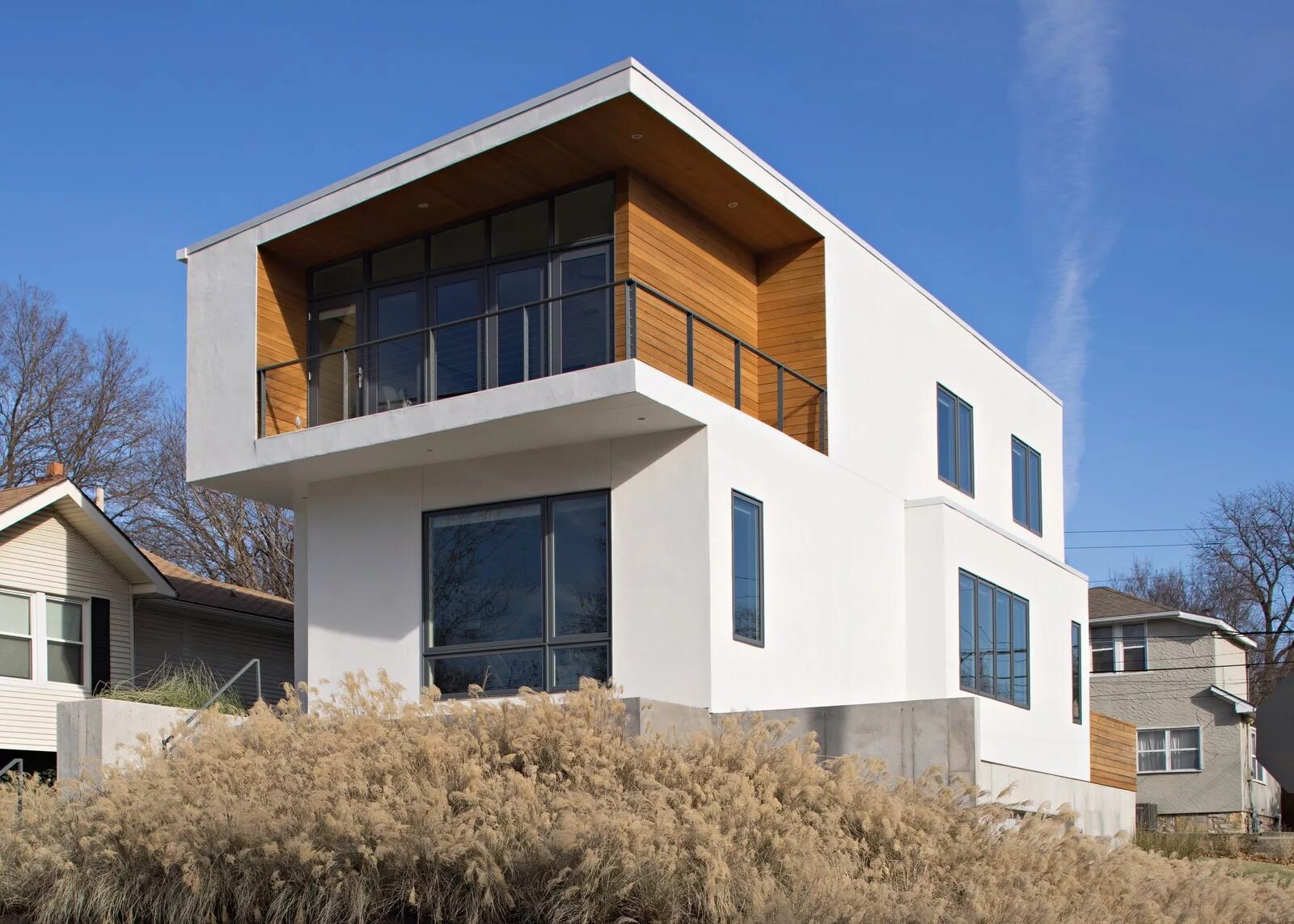 Двухэтажный балкон. Двухэтажный дом с террасой и балконом. Балкон в загородном доме. Терраса к дому. Дача двухэтажная с балконом.