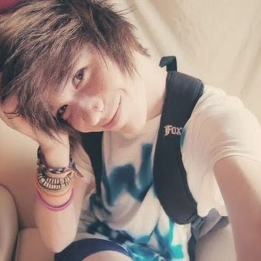 Кошу под пацана. Карабановские пацаны. Мужчина косит под женщину. Девушки косящие под парней. Иззи хилтон с парнем.