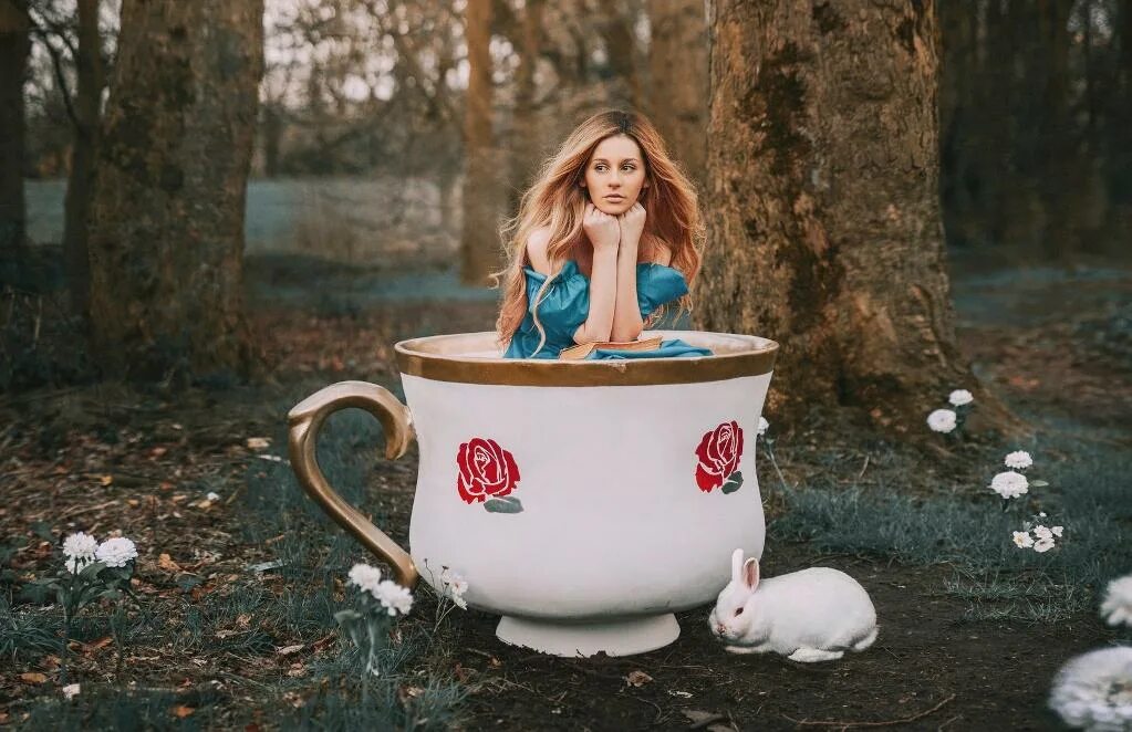 В кружке есть девочки. Девушка с чашкой кофе. В кружке есть девочки. Прикольные кружки для девочки. В кружке есть девочки.