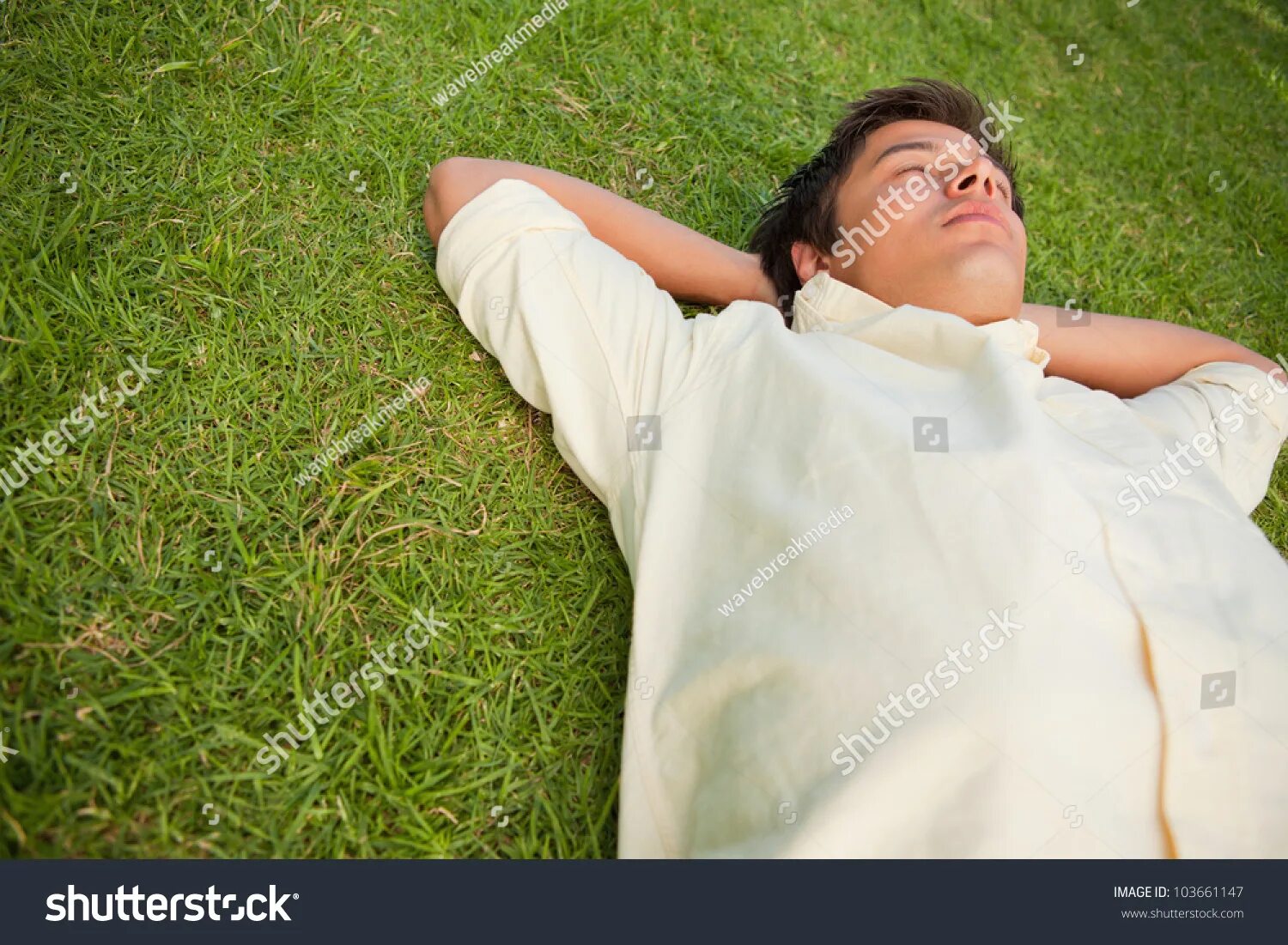 Человек лежит на кровати. Человек лежал закрытыми глазами. Девушка лежит улыбается. Человек лежал закрытыми глазами. Человек закрыл глаза.