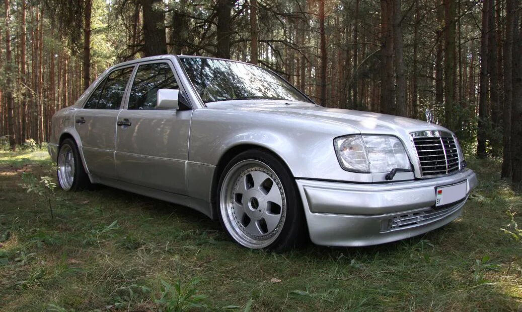 Купить мерседес 124 в беларуси. Mercedes w124 серебристый. Мерседес е500 w124 серебристый. Mercedes w124 e500. Мерседес 124 е500 волчок АМГ.