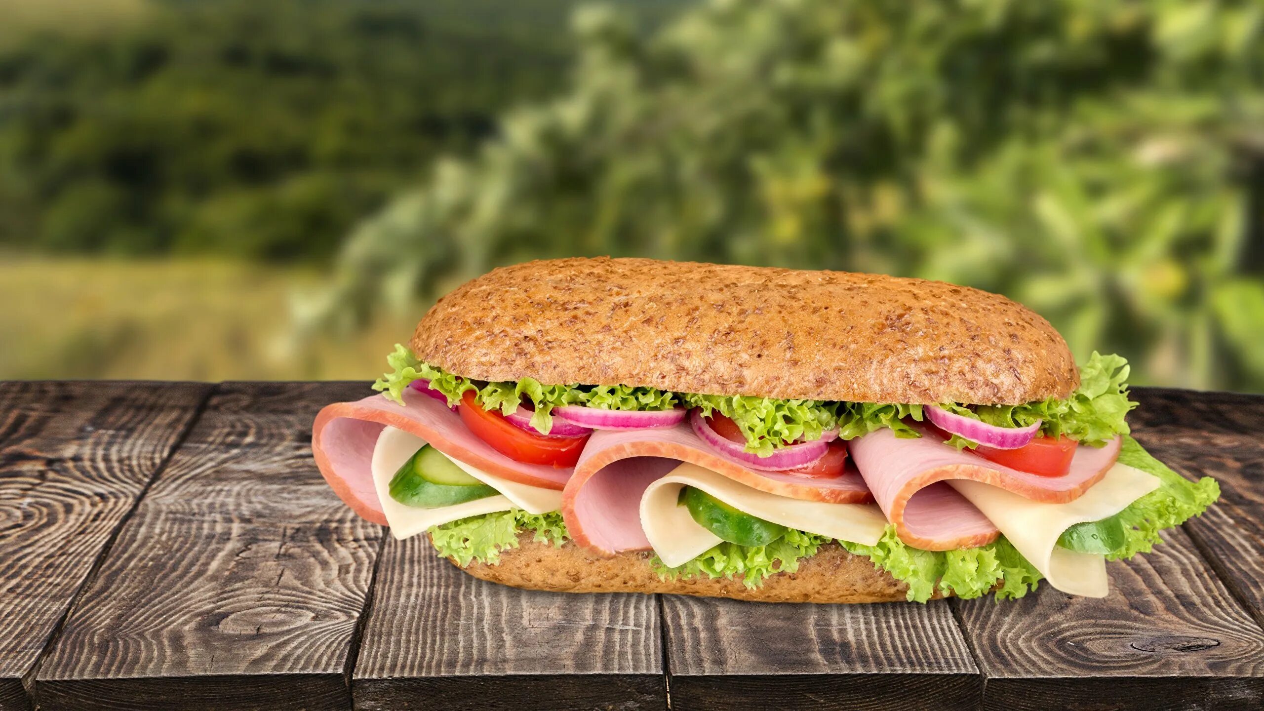 Бутерброд. Фон бутерброды. Чиабатта с ветчиной и сыром. Бутерброд на белом фоне. Аппетитный бутерброд.