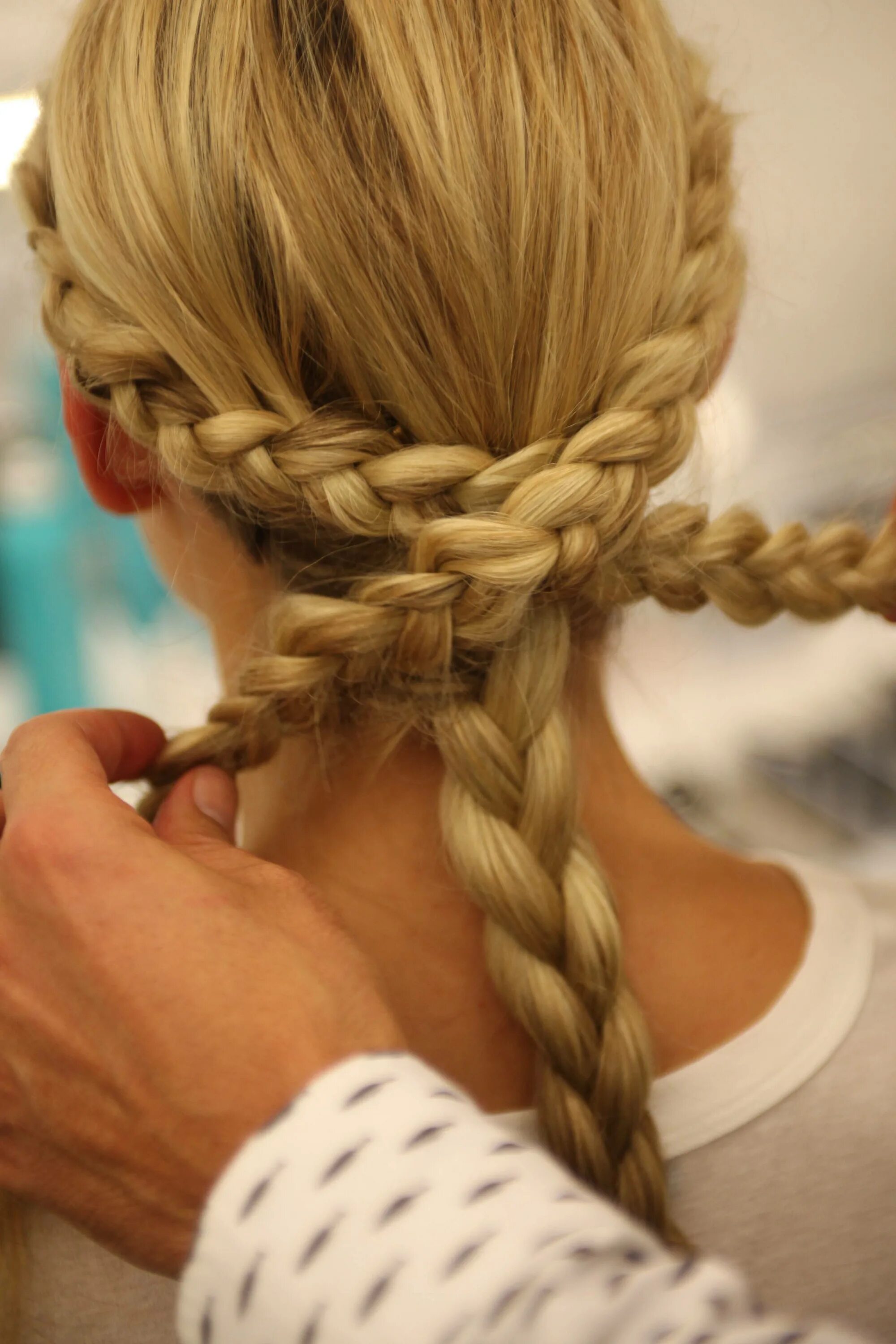 Косички на затылке. Плетение на короткие волосы. Три косички. Французские косы на выпускной. Косы на голове.