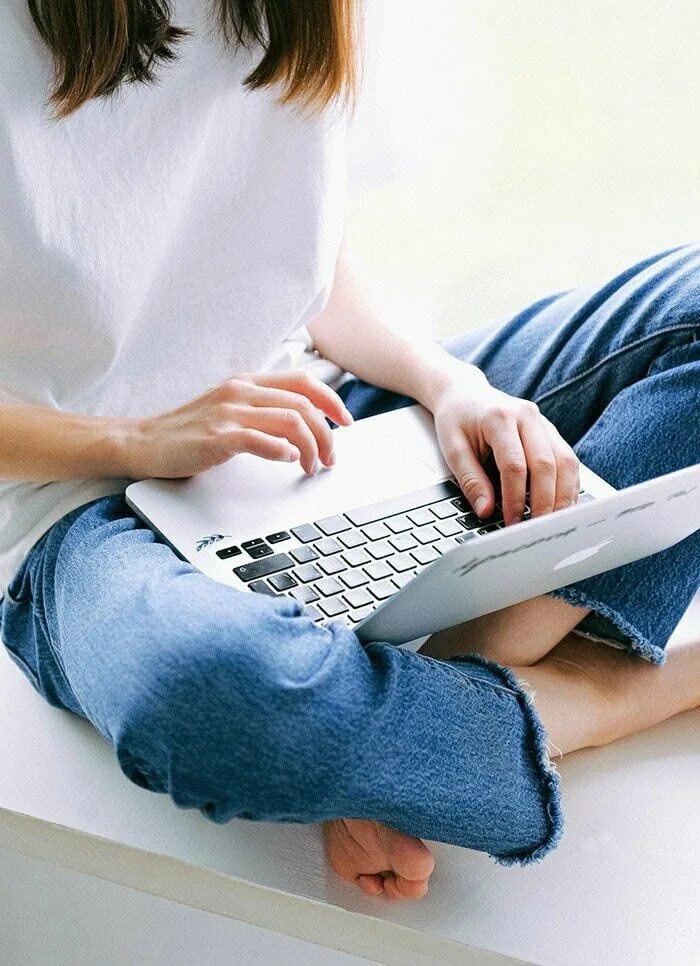 Удаленная работа без графика. Удаленная работа. девушка с ноутбуком. человек с ноутбуком. девушка фрилансер.
