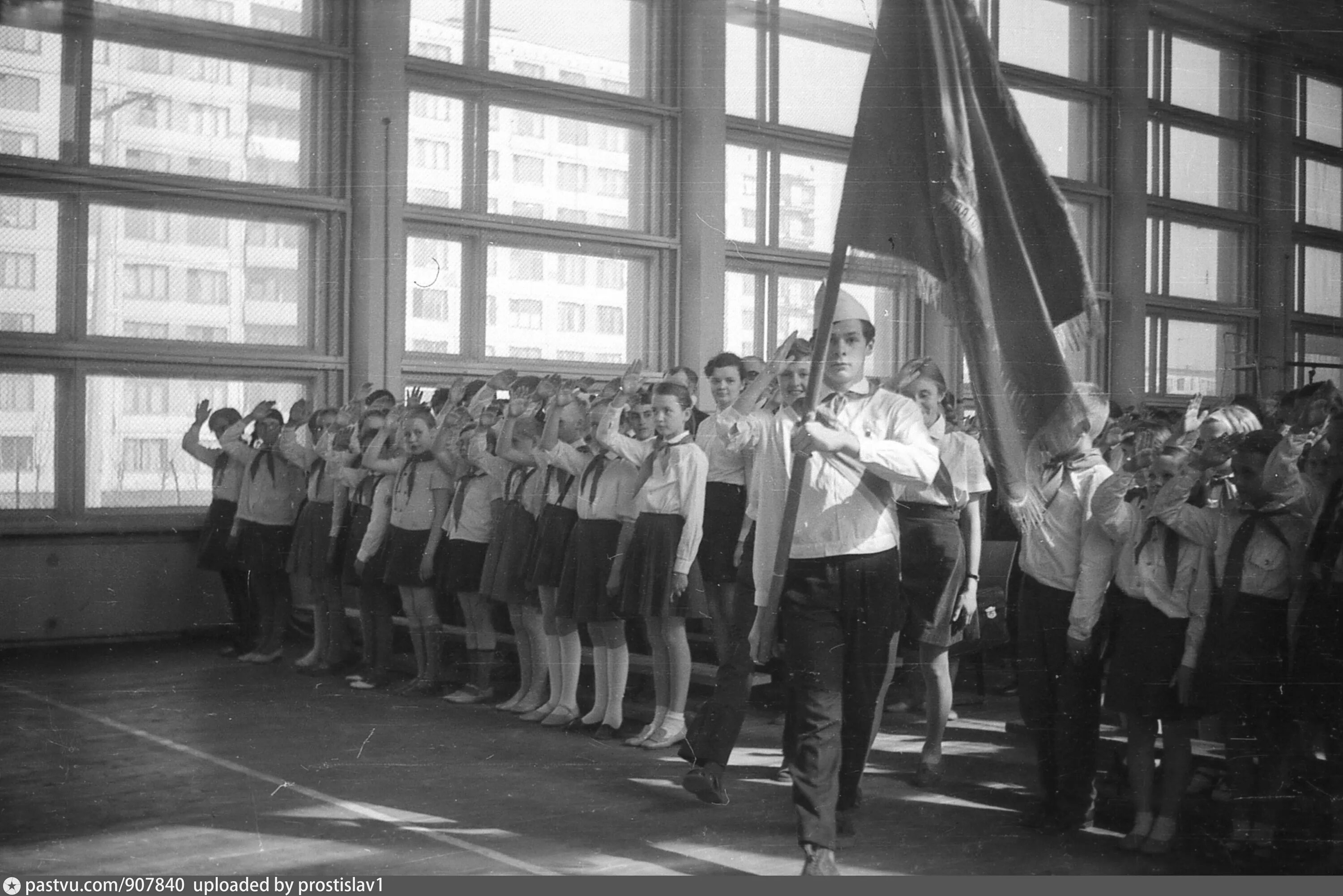 Пионеры в школе. Пионеры СССР. Знамя пионеров. Пионерская линейка в школе. Советский выносить