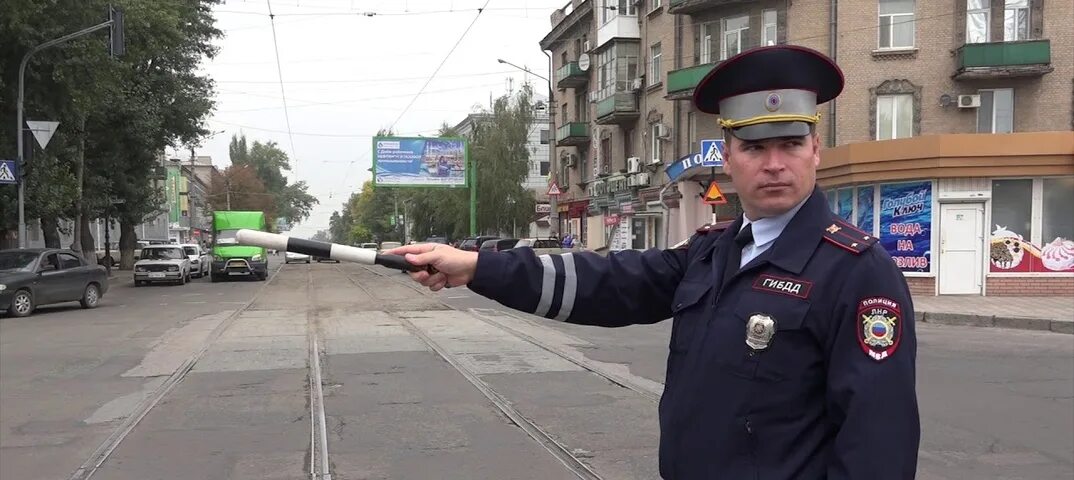 Сотрудник полиции лнр. Гибдд мвд лнр. гаи мвд днр. сотрудники гаи лнр. милиционер на перекрестке.