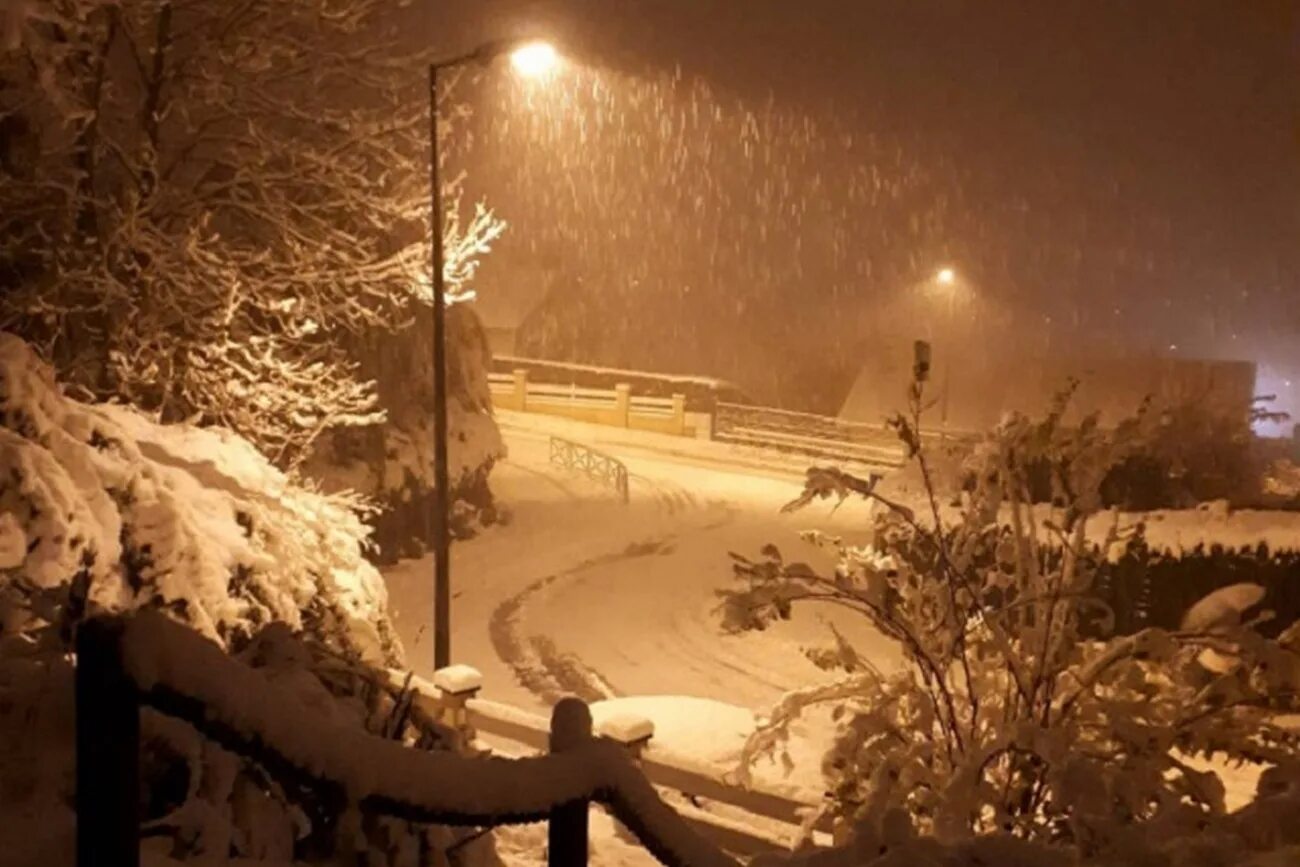 Сильный снегопад ночью. Сильный снег ночью. Франция зимой снежной ночью. Снегопад фото. Ночью будет сильный снег