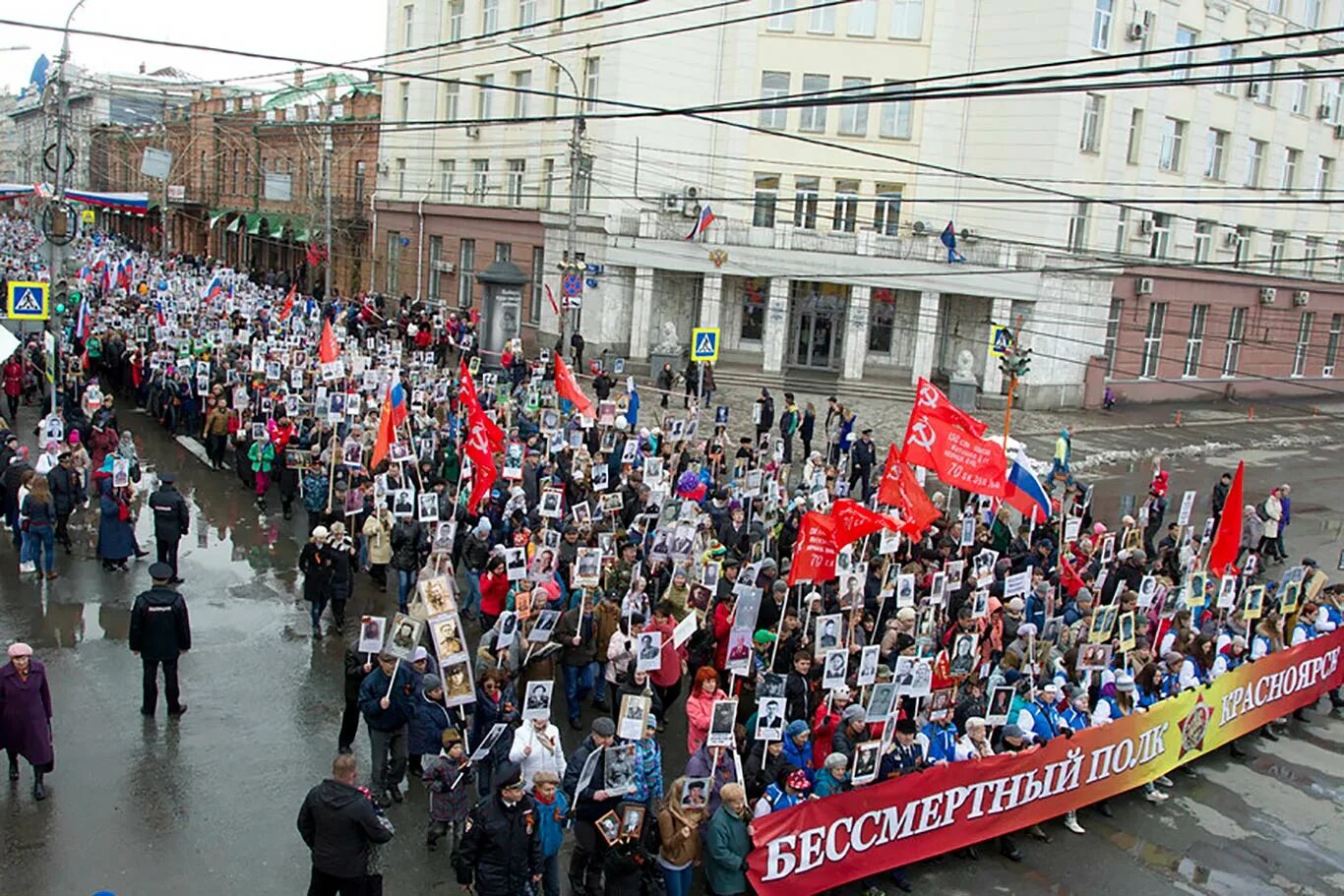 1 мая житель. Бессмертный полк Красноярск. Шествие Бессмертного полка Красноярск. 9 Мая Красноярск Бессмертный полк. Бессмертный полк Красноярск 2022.