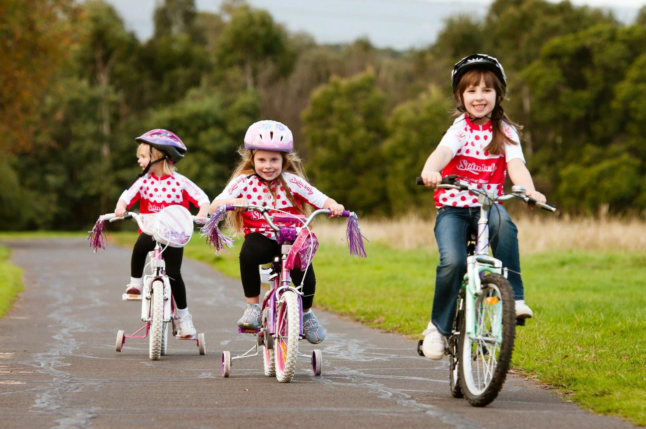 The children ride bikes. Дети с велосипедом. Велик для детей. Катание на велосипеде. Катание на велосипеде дети.