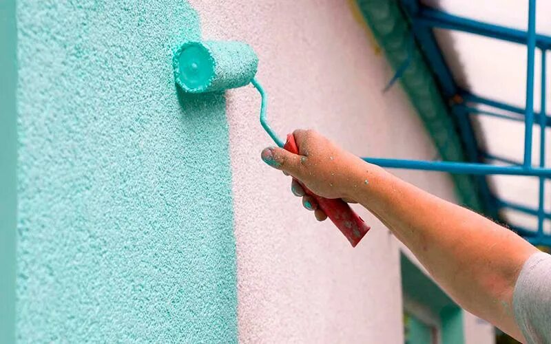 Покраска штукатурки краской. Фасадная краска по штукатурке. Покраска фасада. Штукатурка наружных стен. Краска фасад на стену.