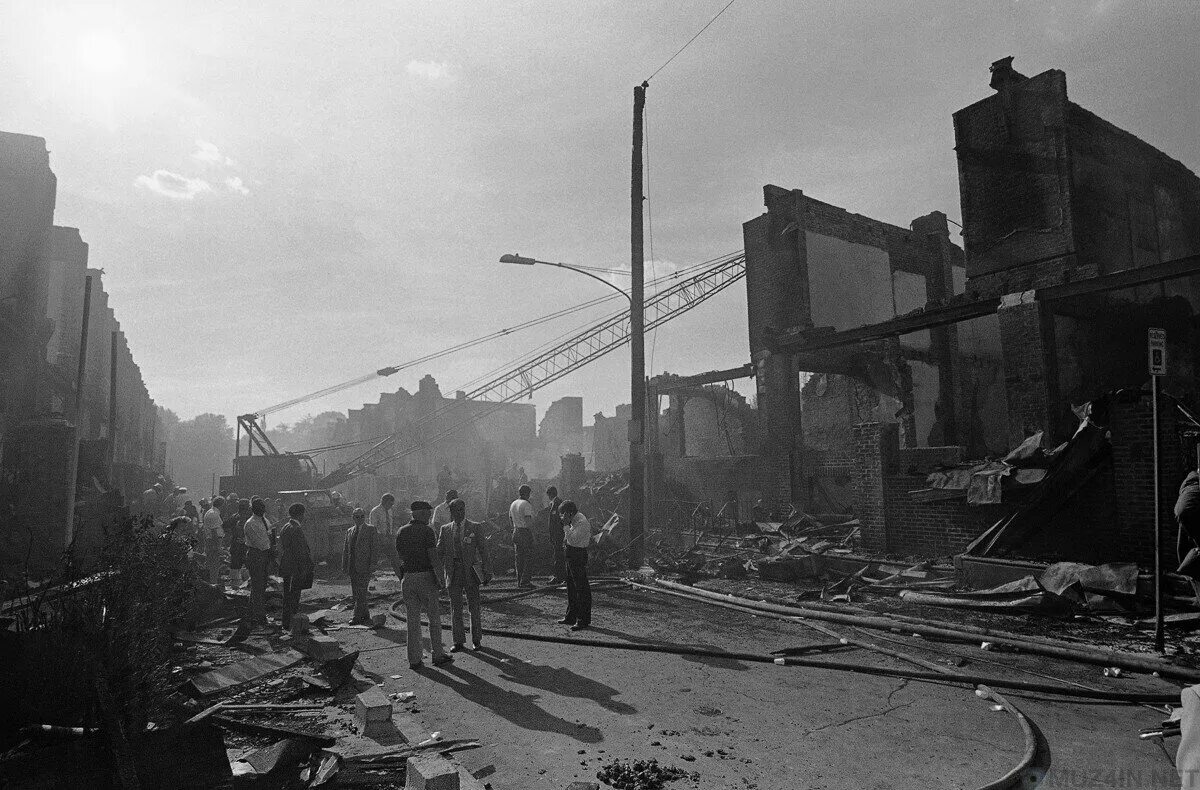 Полиция Филадельфии 1985. Бомбежка в Филадельфии 1985. 13 Мая 1985 Филадельфия бомбардировка. Бомбардировка Филадельфии в 1985 году.