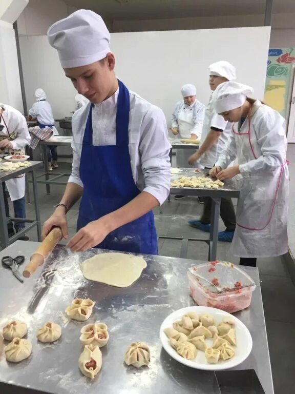 Повар пельмень. Повар в пельменную Волгоград. Повариха с пельменной смешное.