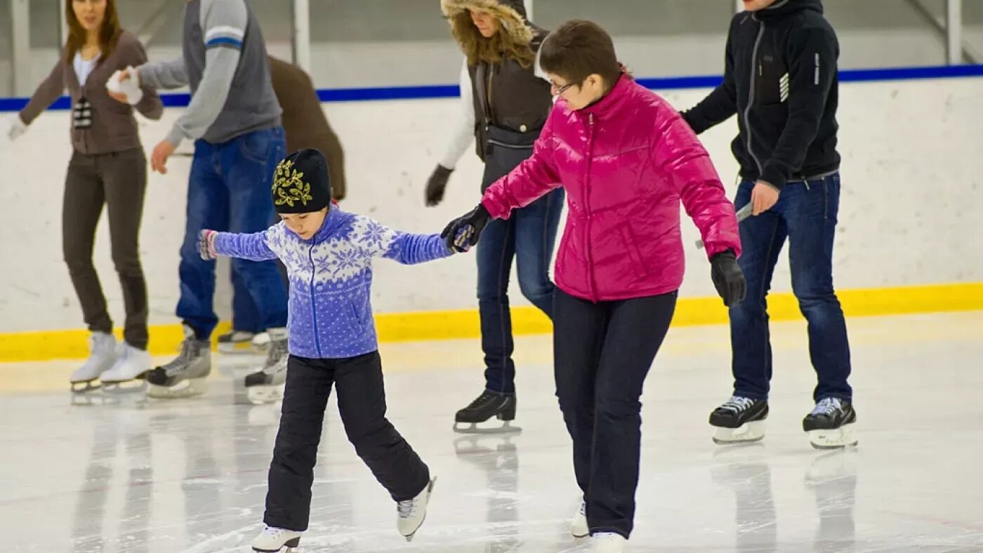 Массовые катания на коньках. Ледовый дворец орел алроса. Массовые катания на коньках. Ледовая арена майкоп. Катание на коньках.