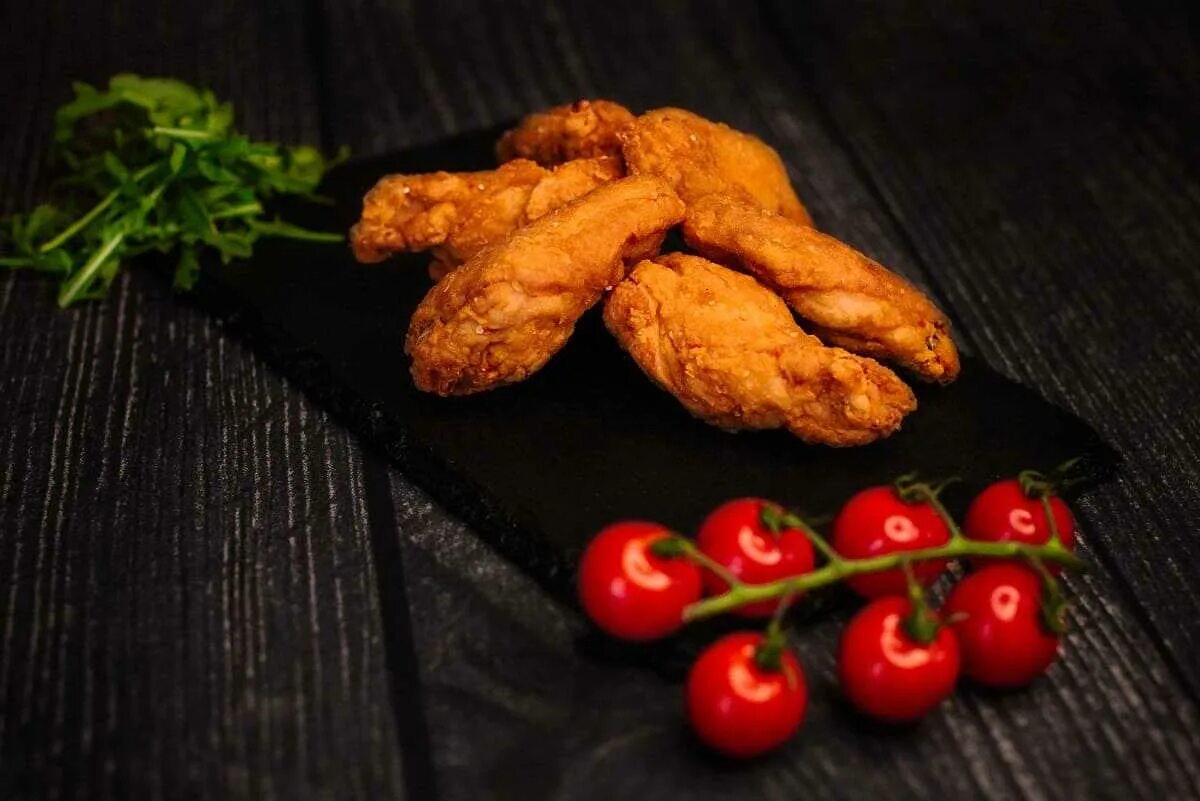 Хрустящие куриные крылья. Крылышки куриные. оригинал крылышки. шашлык крылышки. сочные крылышки.