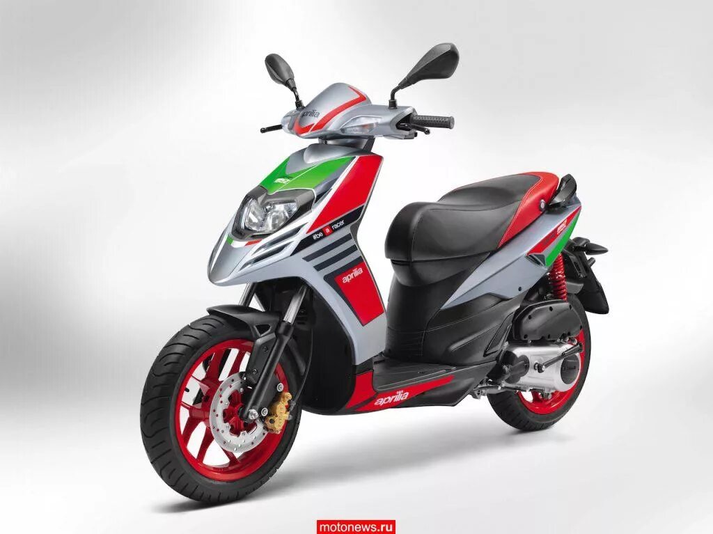 Мопед спорт. Априлия скутер 150. Aprilia SR 150. Скутер Априлия 150 кубов. Aprilia SR 160.
