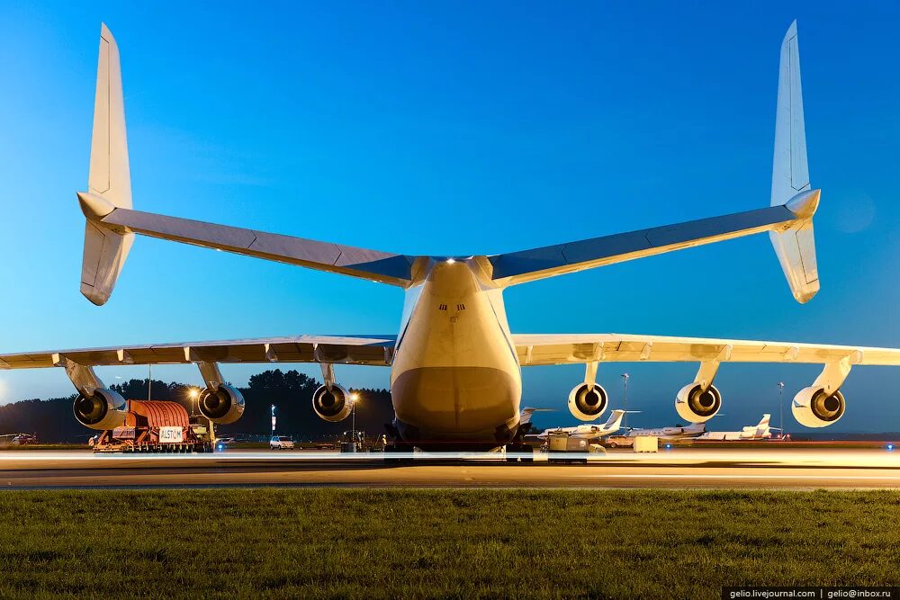 Где строят самолеты как называется. АН-225 Мрия. Самолет Мрия АН-225. Самый большой самолет в мире АН-225 Мрия. Грузовой самолет АН 225 Мрия.