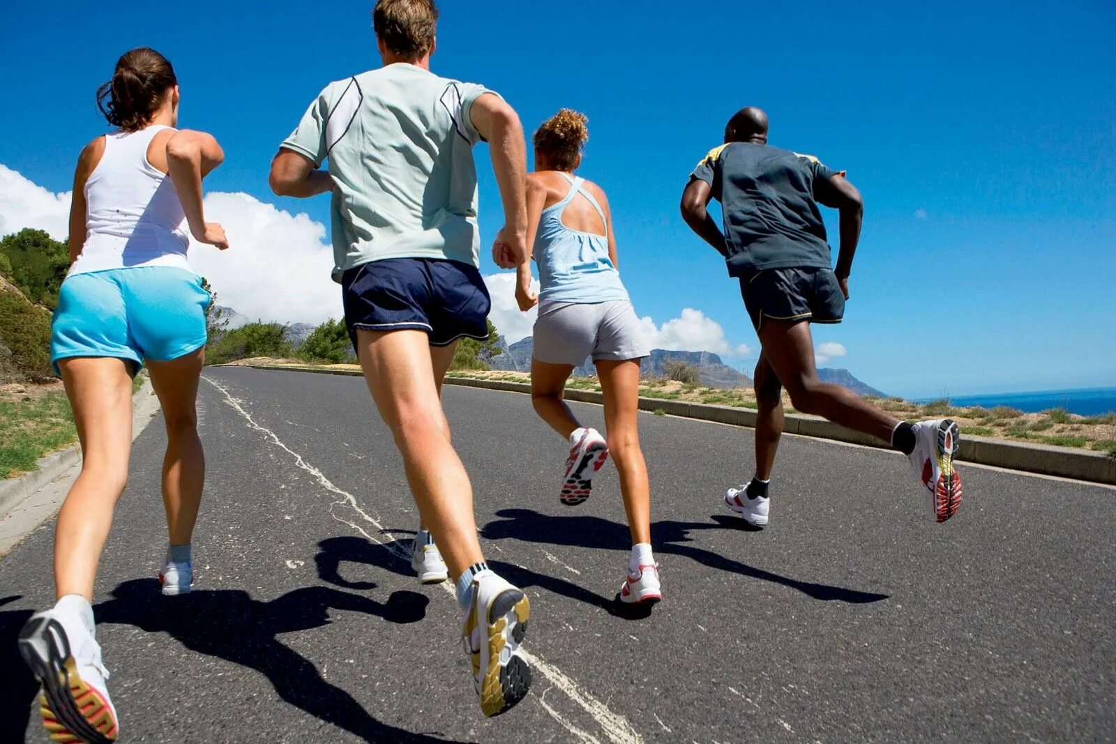 It s time to run. Бег спиной вперед. Бегающий человек. Пробежка. Спорт бег.