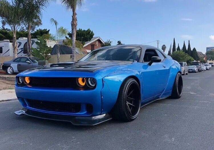Обвес додж. Dodge challenger тюнингованный. Тюнинговые додж челленджер. Додж челленджер 3. Dodge challenger hellcat.