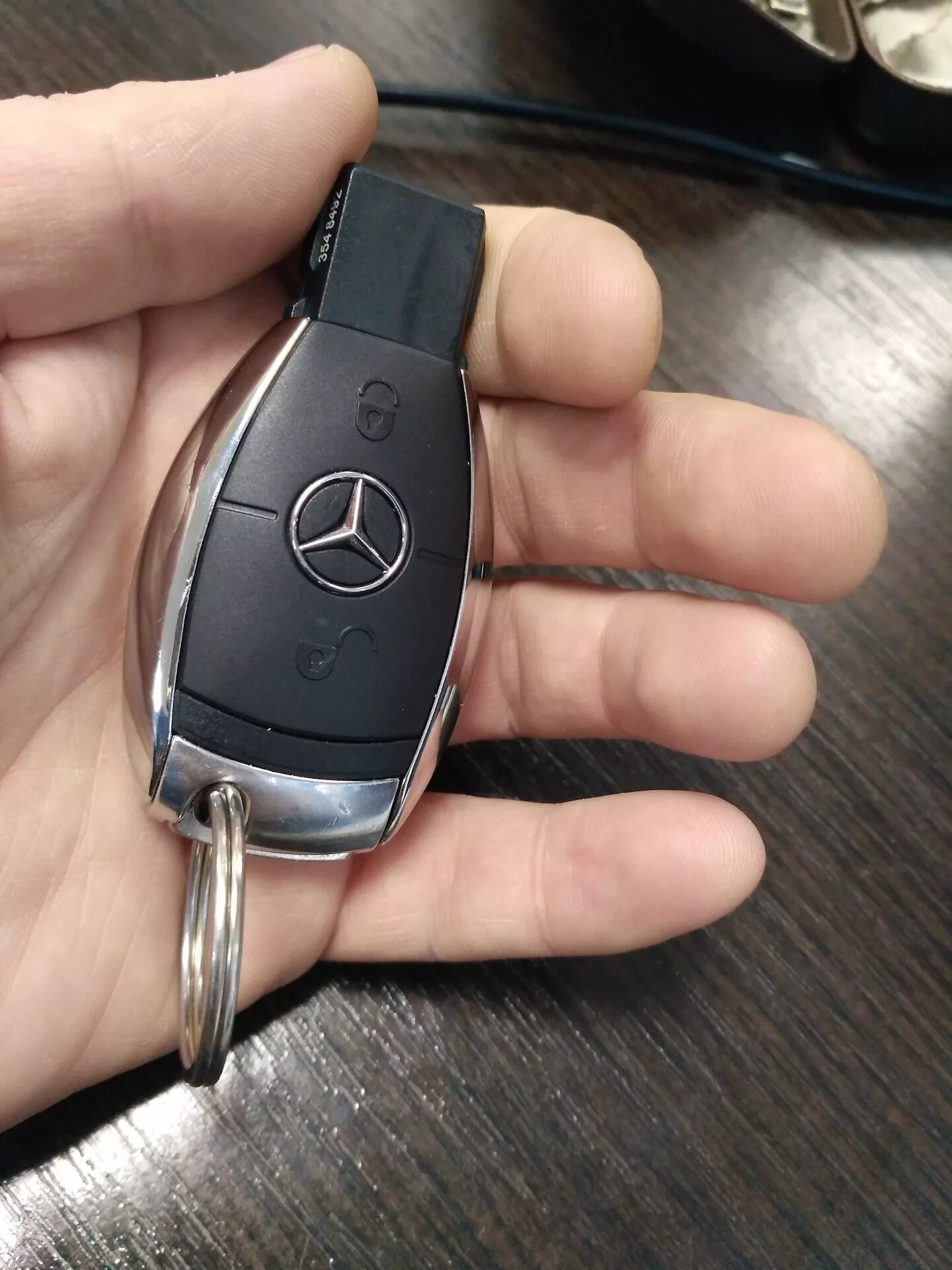 Найден ключ на дороге. АВТОКЛЮЧ Мерседес Бенц ml350. Ключ от Mercedes-Benz m-class w164. Корпус ключа Mercedes w164. Мерседес s w221 ключ.