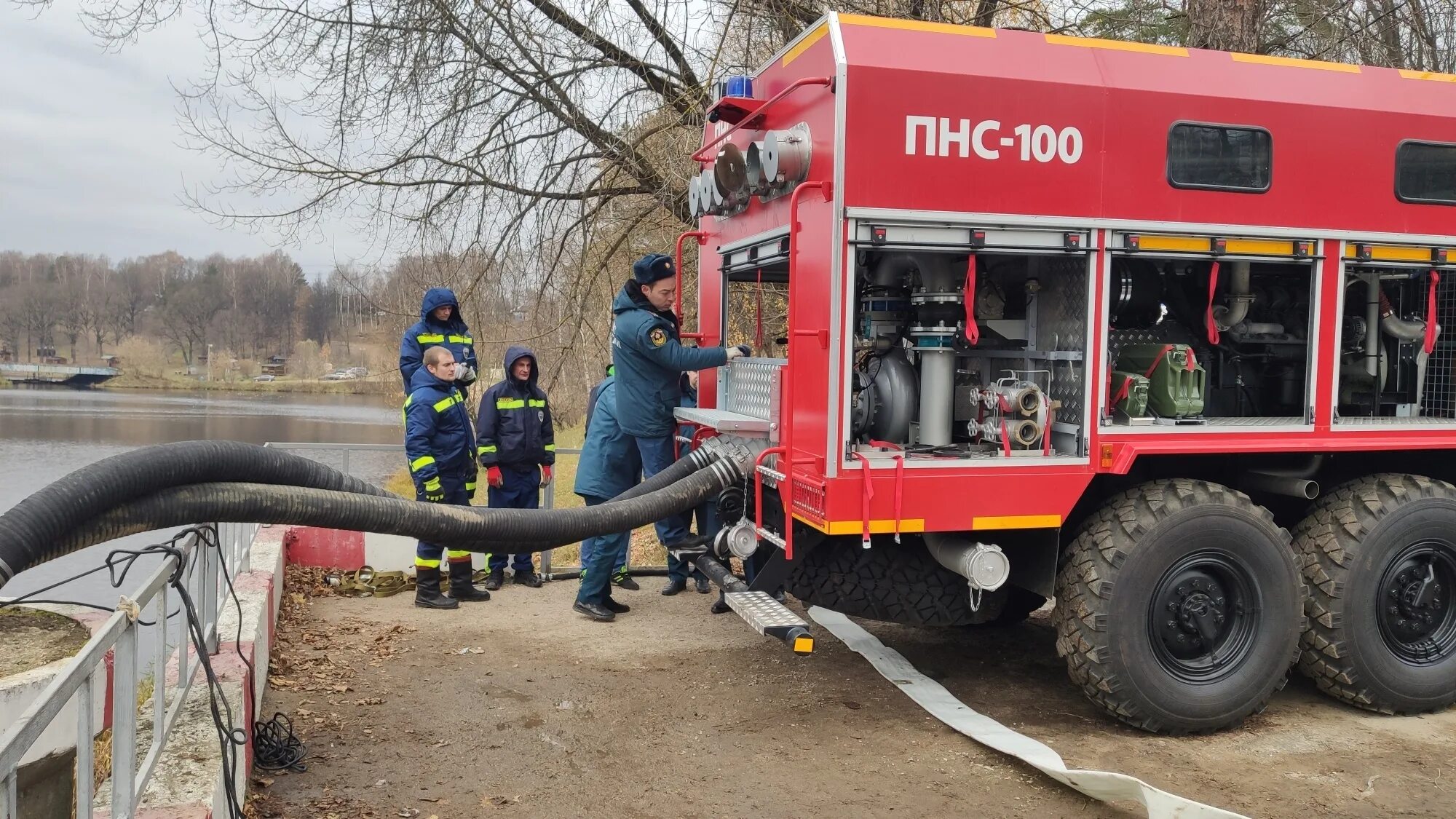 Какую технику используют пожарные. Пожарно насосная станция (ПНС 600). Пожарные Красногорск. ЗИЛ пожарный Красногорск. Пожарные Красногорского гарнизона.
