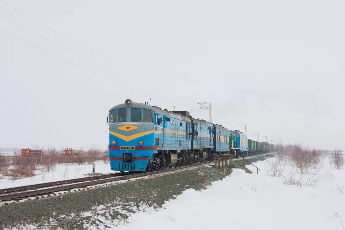 Поезд 110 москва новый уренгой. Ямальская железнодорожная компания тэ3. 2тэ10м-2242. Станция обская станция карская. Тэ3 4230.