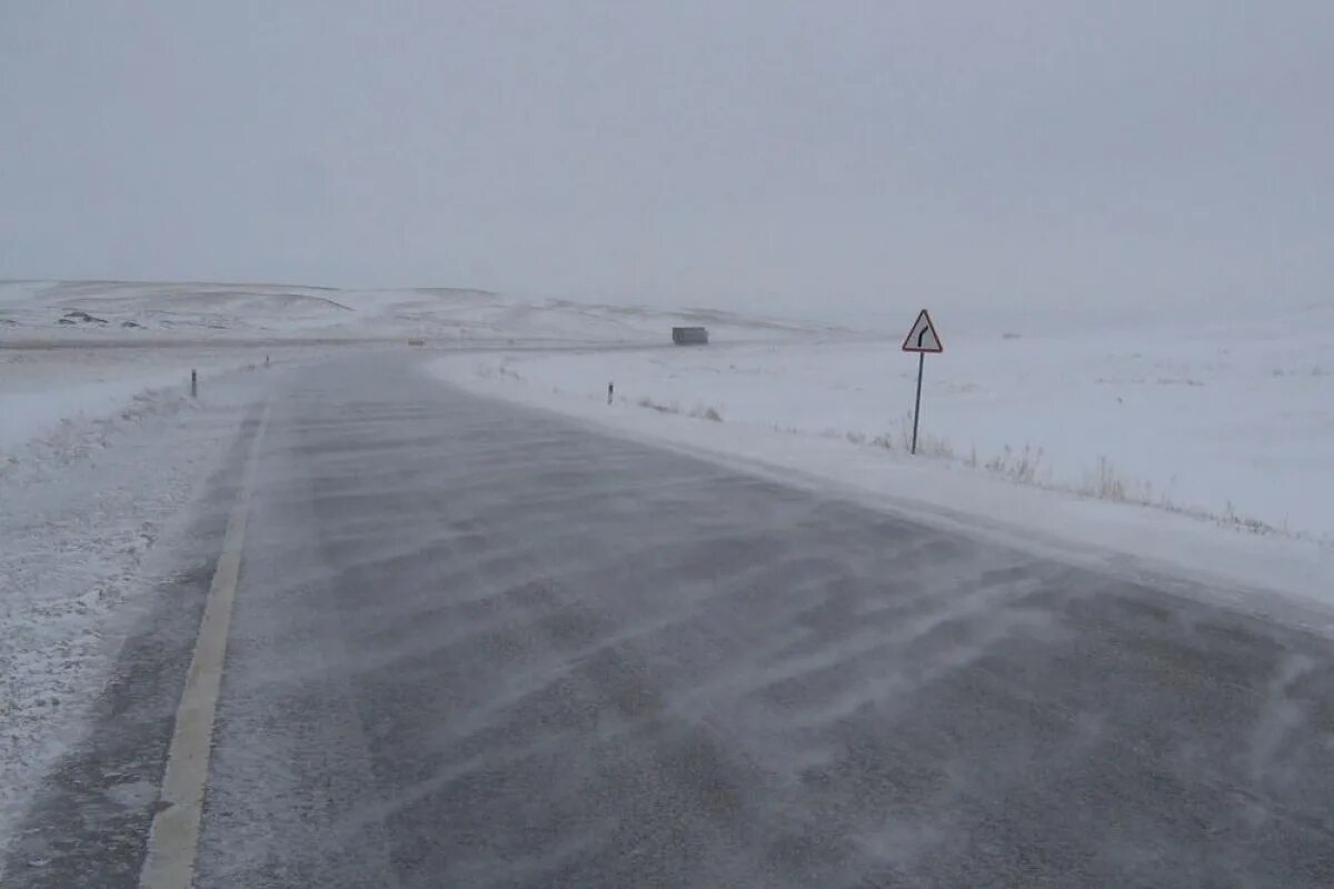 Какие дороги закрыли в казахстане. Трасса закрыта. Участок дороги Ушарал Достык. Казахстан трасса знак зима. Дорога через Ушарал.
