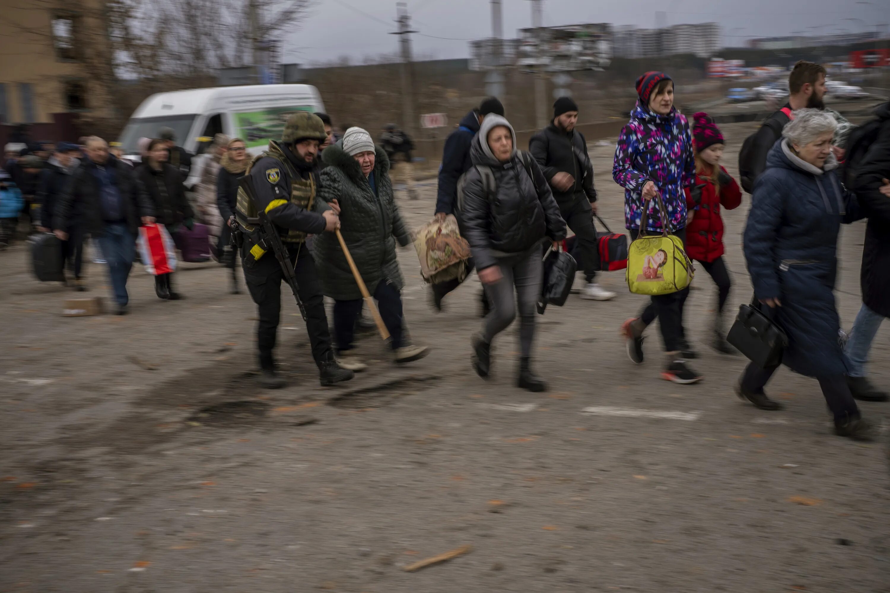 Новини украины сьогодні. Жители города. Эвакуация. Украина люди.