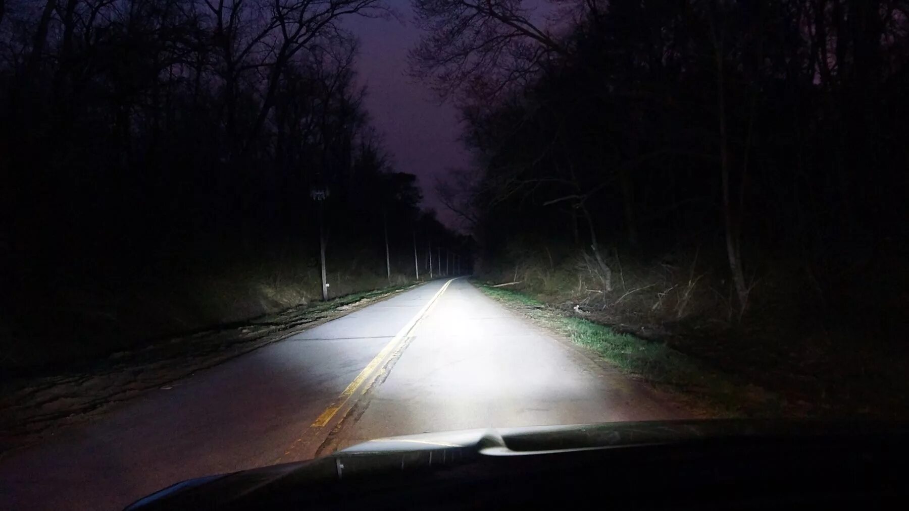 Дорога белела освещенная месяцем. Дорога в лесу ночью. Ночная трасса. Темная дорога. Ночная трасса в лесу.