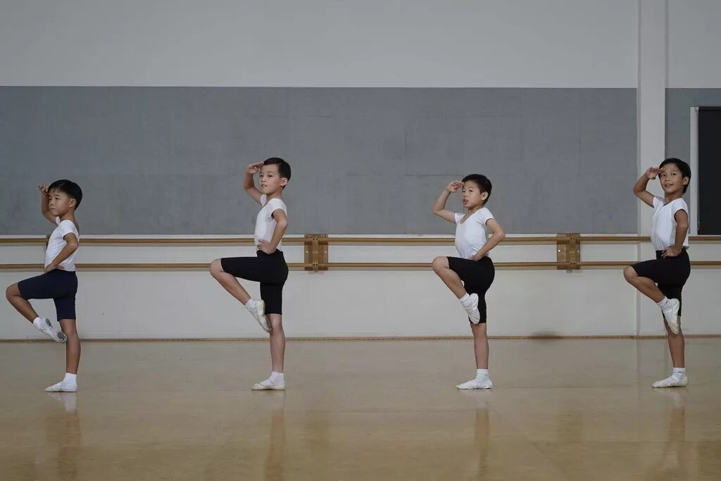 Ballet training. Экзерсис у станка классический танец. Ballet training. Обучиться балету дома. Балетная академия великобритании.