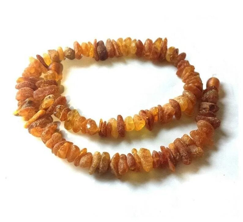Лечебные янтарные бусы. Raw baltic amber beads. неочищенный янтарь бусы. бусы из янтаря необработанного калининградский янтарный. бусы янтарьобработаный янтарь.