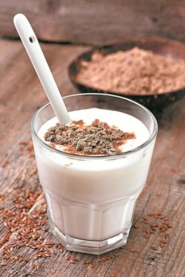 Семена льна для похудения. Чистка кишечника льняной мукой. Кефир с льняным семенем. Кефир с семенами льна. Очищение кишечника льняными семечками.